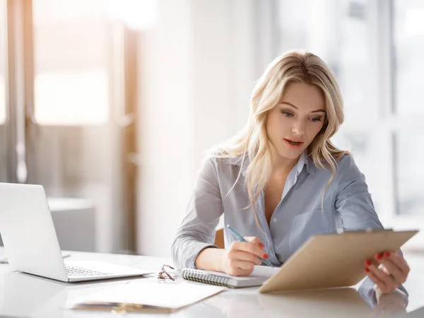 Selbstbewusste Geschäftsfrau unterschreibt Abkommen — Stockfoto