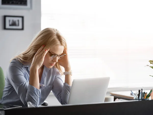 Wyczerpany blond kobieta uczucie bólu głowy po pracy — Zdjęcie stockowe