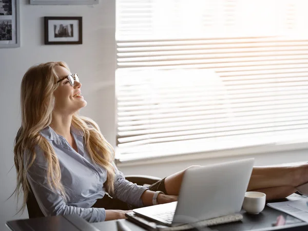 Mujer rubia feliz relajarse después del trabajo en la oficina — Foto de Stock