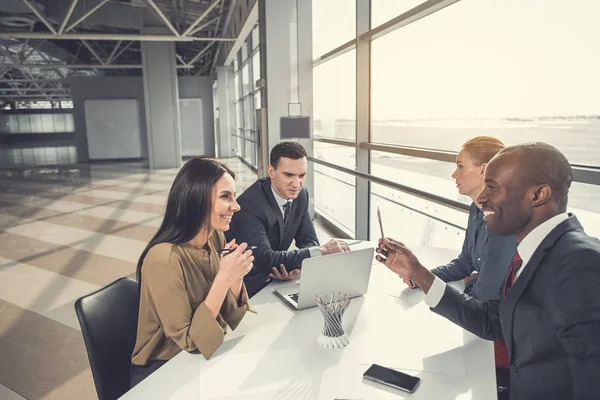 Camaradas de saída conversando no trabalho — Fotografia de Stock