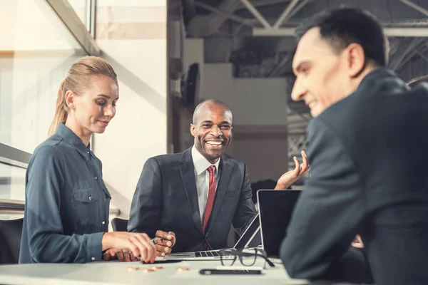 Blij dat zakenman vertellen met partners — Stockfoto