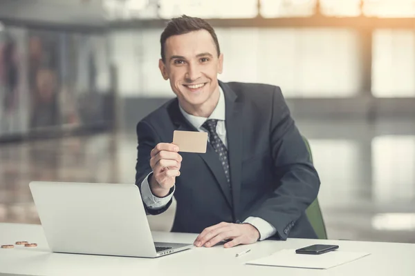 Empregador alegre mostrando cartão de crédito — Fotografia de Stock