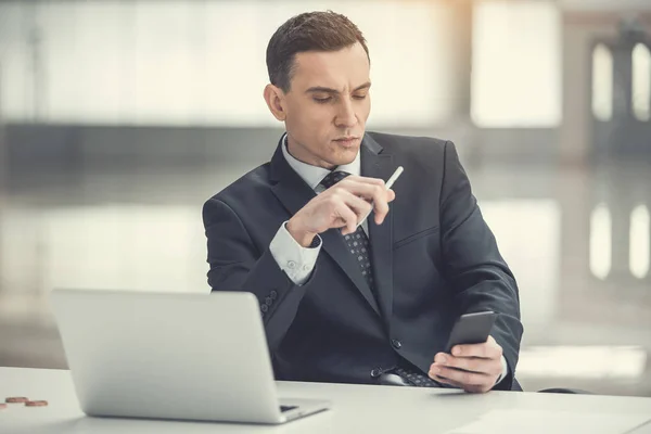 Empleador enfocado escribiendo en el teléfono — Foto de Stock