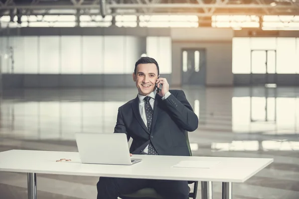 Hombre de negocios alegre hablando por móvil —  Fotos de Stock