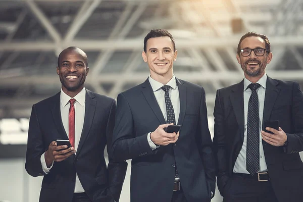 Empregadores satisfeitos usando celulares no trabalho — Fotografia de Stock