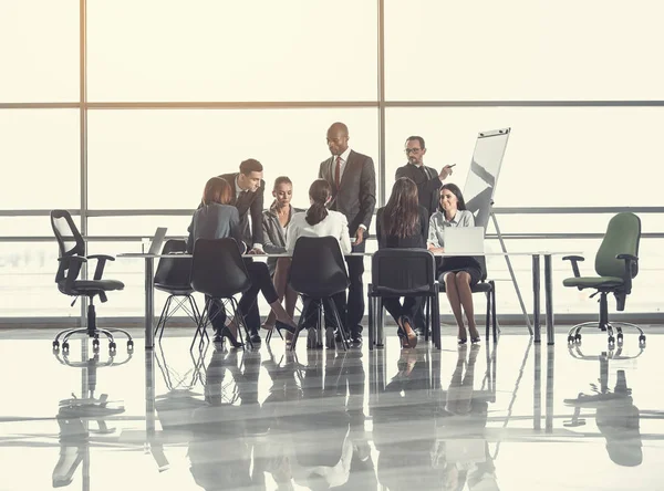 Collega's spreken tijdens werk gericht — Stockfoto