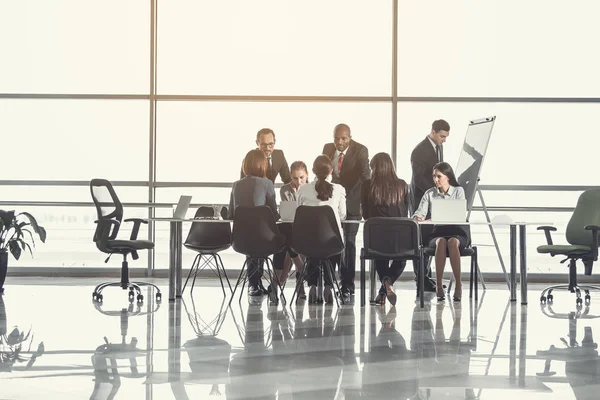 Geconcentreerde filialen vertellen tijdens werk — Stockfoto