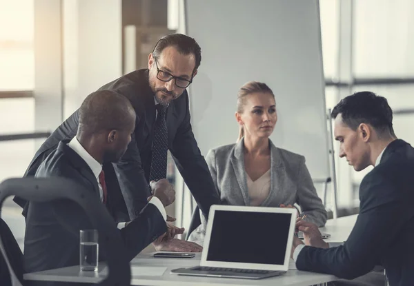 Ordenanza masculina diciendo con trabajador — Foto de Stock