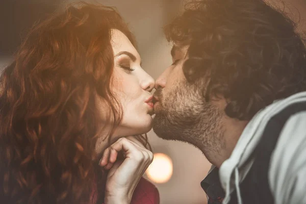 Happy young man and woman kissing — Stock Photo, Image