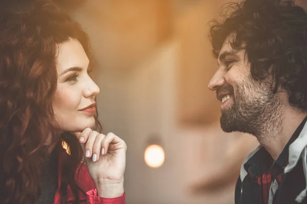 Glad ung kvinna tittar på mannen med kärlek — Stockfoto