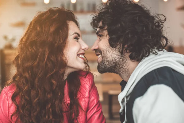 Couple aimant heureux exprimant leurs sentiments — Photo