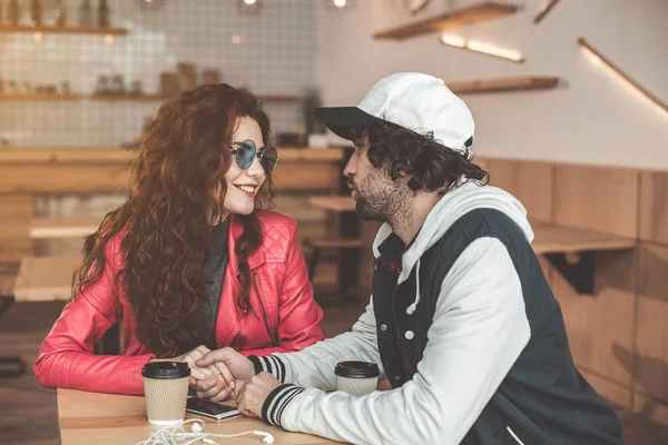Tillgiven ung man och kvinna som njuter av datum i café — Stockfoto