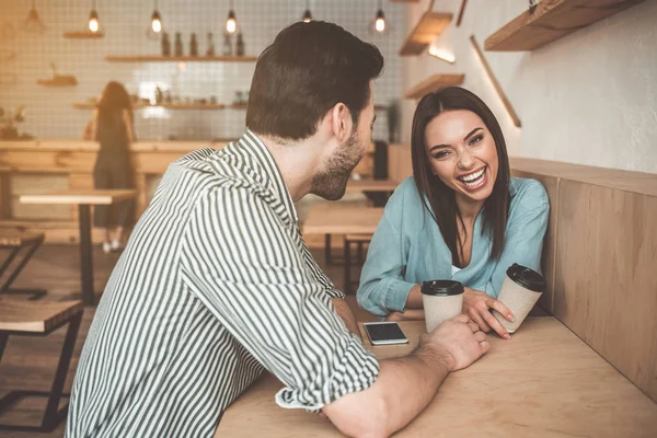 Couple positif parlant à la cafétéria — Photo