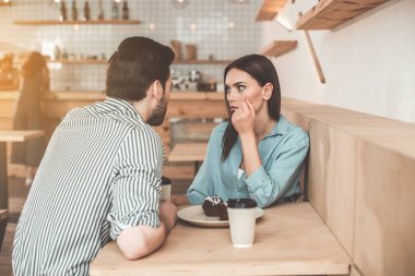 Şaşırmış gibi kız çocuğu kafeterya ile konuşma