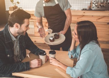 Memnun müşteriler gıda kafeterya işçi alma