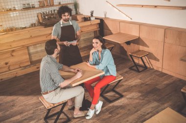 Çift onların isteklerine kafeterya işçi için söylüyorum