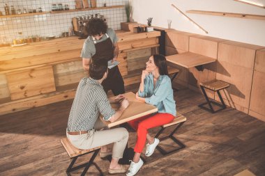 Pozitif garson kafede hizmet