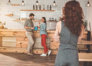 Kıskanç bayan erkek arkadaşına hile arıyorum