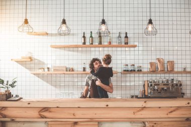 Neşeli barista holding çocuk kontuarında dururken