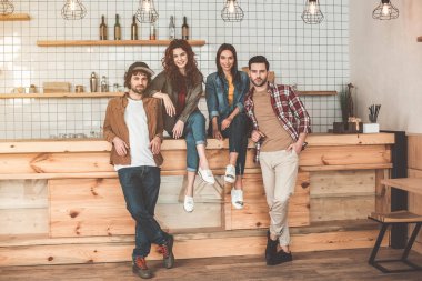 Neşeli öğrenciler rahatlatıcı kantinde