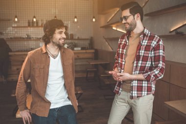 Kafede konuşan neşeli genç arkadaşlar