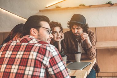 Boş zaman kafede memnun erkekler ve kadınlar enjoying