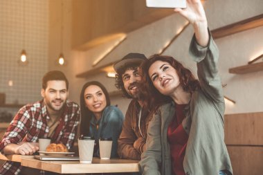 Kaygısız öğrenciler kendilerini telefon kafeteryasında fotoğraf çekimi