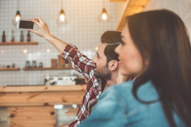 Seven çift kendilerini telefonla fotoğraflamak mutlu