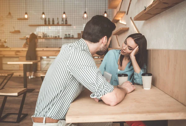 Веселый молодой человек и женщина флиртуют в кафетерии — стоковое фото