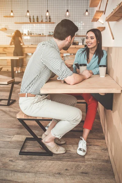 Glada vänner chatta i cafeterian med njutning — Stockfoto