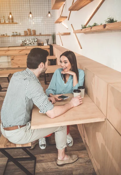 Boldog fiatal férfi és nő beszél kávézó — Stock Fotó