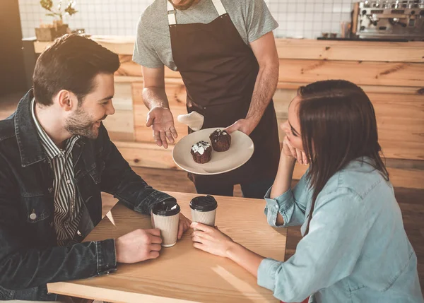 カフェテリアの労働者から食べ物を得て顧客満足度 — ストック写真