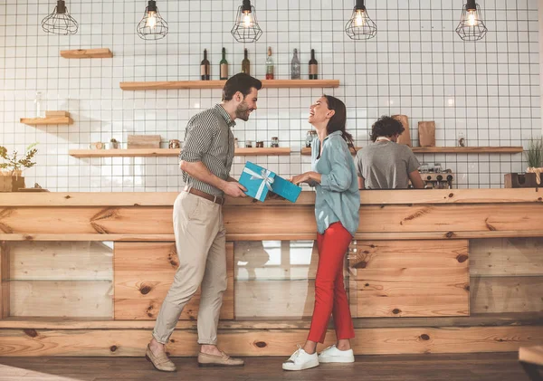 Glada kärleksfulla par Fira speciella tillfällen i café — Stockfoto