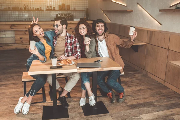 Cheerful guys and girls dating in coffee shop — Stock Photo, Image