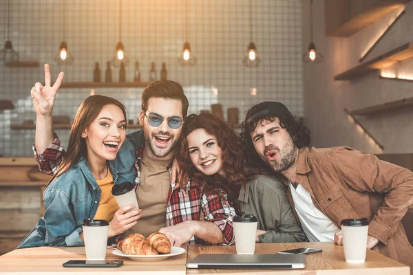 Joyful young men and women relaxing in cafeteria — Stock Photo, Image