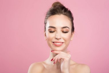 Çekici genç kadın gülümsüyor