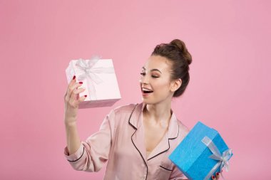 Merak genç kadın hediyeler tutuyor