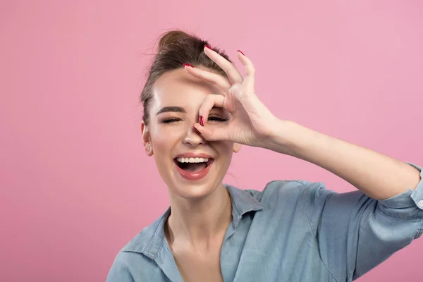 Jovem alegre está expressando prazer — Fotografia de Stock