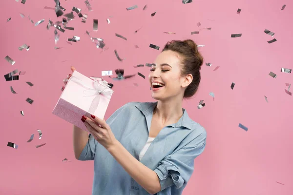 Jovem encantada está comemorando seu aniversário — Fotografia de Stock