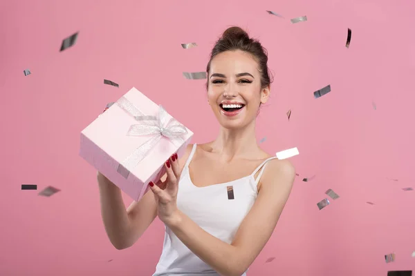 Оптимістична дівчина насолоджується її подарунком — стокове фото