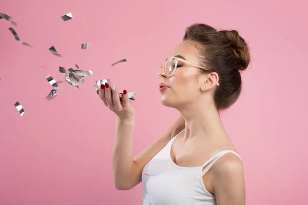 Affascinante ragazza respira a coriandoli — Foto Stock