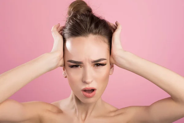 Chica está expresando dolor de cabeza horrible — Foto de Stock