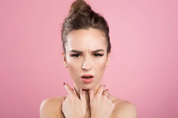 Mujer joven expresa su disgusto — Foto de Stock