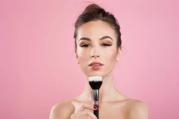 Menina bonito encantador está posando com equipamento de maquiagem — Fotografia de Stock