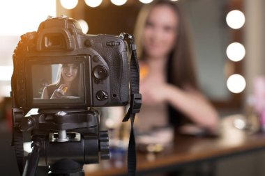 Neşeli genç erkek onu güzellik blog filme
