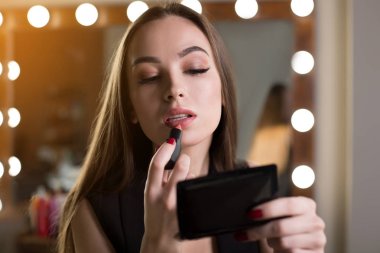 Çekici kadın gün makyaj yapma