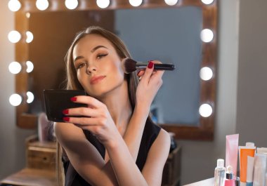 Güzel kız makyaj koyarak