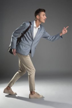 Sınıflar için acele memnun erkek öğrenci