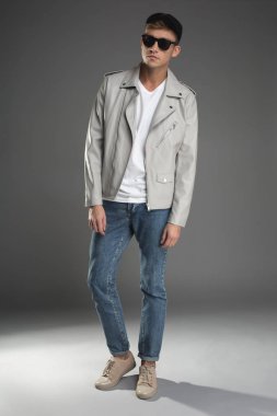 Trendy olmak ciddi genç adam