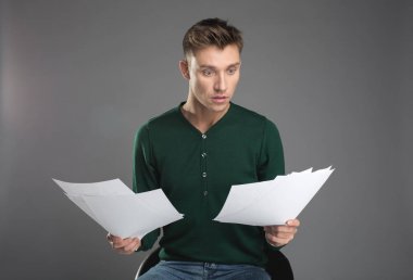 Zor evrak sahip ofis çalışanı